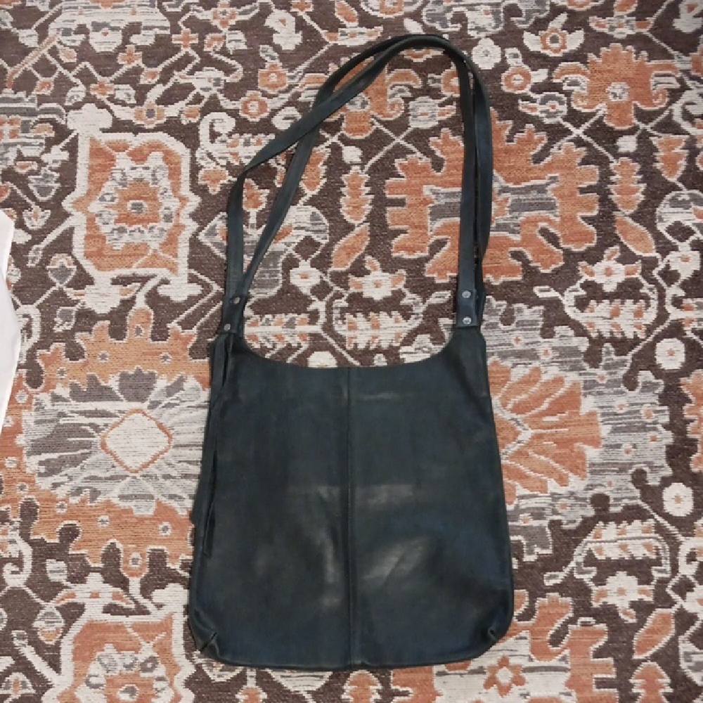 Leather Sling Crossbody Raven+Lily